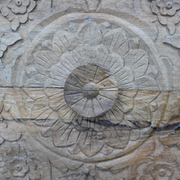 Heavy-duty decorative shelf bracket made of cast iron with elegant scrolling patterns, 60cm H x 52cm W x 40cm D, weighing 13.70kg.