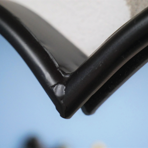 Heart-shaped hanging mirror with a rope suspension, 50cm high, 32cm wide, 2cm deep, weighing 2kg.