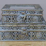 Rectangular mirrored box, 21cm wide and 7.5cm tall, perfect for adding shine to modern or rustic decor, depth 15cm, weight 1.02kg.