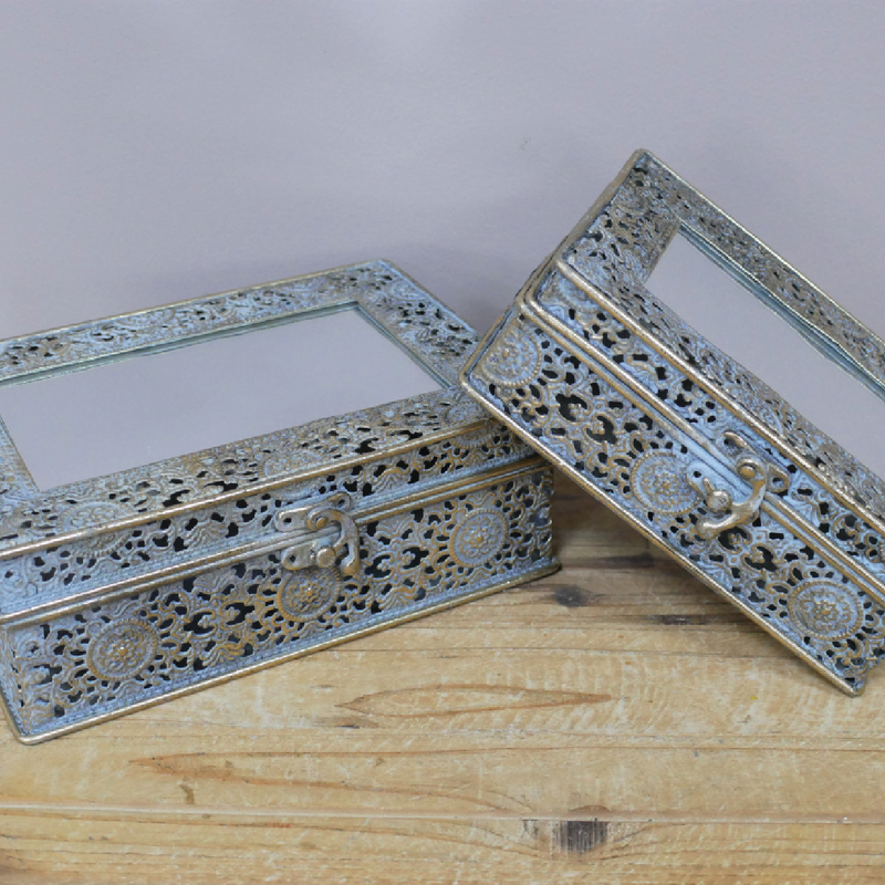 Elegant large mirrored trinket box, 7.5cm high by 21cm wide by 15cm deep, 1.02kg, suitable for contemporary or rustic spaces.