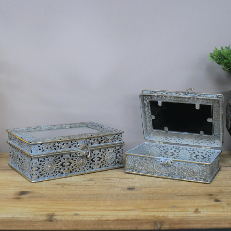 Shiny mirrored accent box, sized 7.5cm H x 21cm W x 15cm D, lightweight at 1.02kg, complements both modern and rustic interiors.