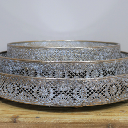 Stylish mirrored serving trays with ornate detailing, total weight 4.36kg.