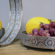 Set of decorative mirrored trays, shiny finish and classic design, weighing 4.36kg.