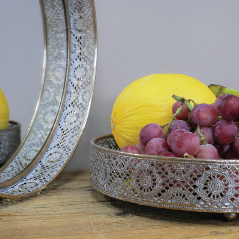 Set of decorative mirrored trays, shiny finish and classic design, weighing 4.36kg.