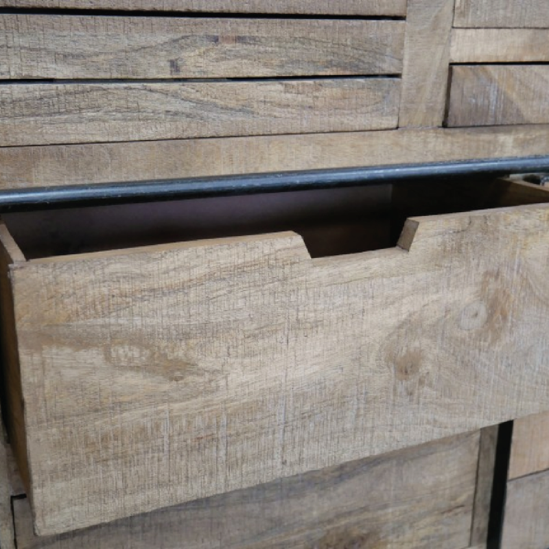 Heavy-duty industrial storage cabinet, 179cm wide and 82cm tall, depth 40cm, total weight 66.2kg.
