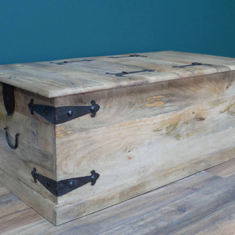 Rustic-modern coffee table designed as a storage trunk with two top-opening doors, made of iron and mango wood, 28.60kg, 44 x 116 x 44cm.