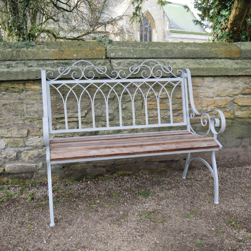 Lincoln bench with a metal frame and fir wood seat, 98cm high, 114cm wide, 57cm deep, weighing 13.2kg; made from iron and fir wood.