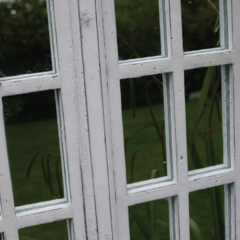 Rustic-style window-frame mirror for outdoor use, 58 × 50 × 3cm, total weight 4.2kg.