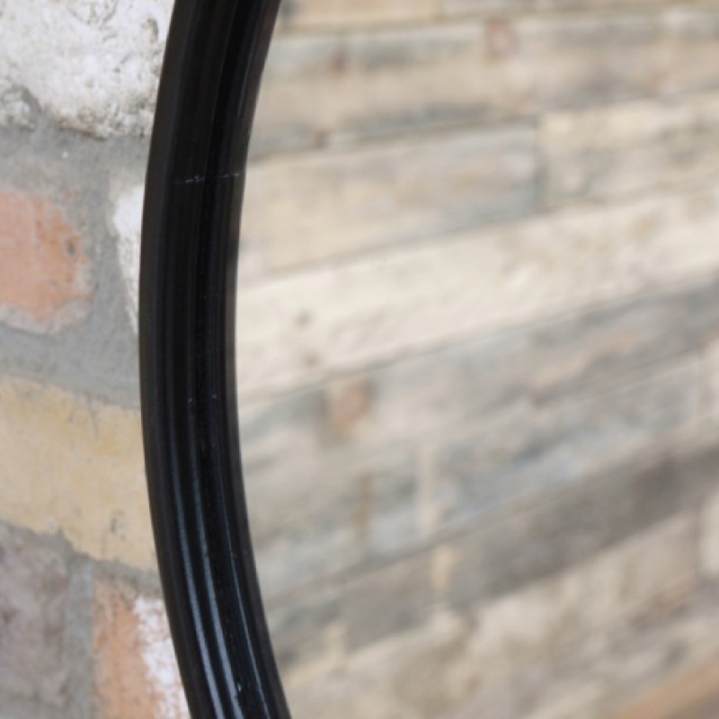 Decorative black-framed round mirror with industrial-style chain suspension, 46cm diameter, 7cm depth, total weight 2.8kg.