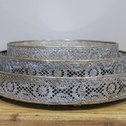 Stylish mirrored serving trays with ornate detailing, total weight 4.36kg.