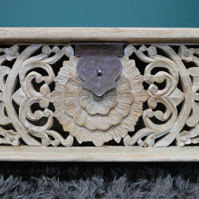 Elegant carved bench in white finish with lift-top storage, 46cm high by 135cm wide by 40cm deep, weighing 22.60kg.